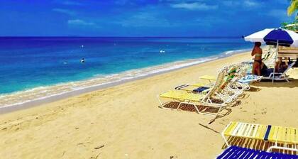 Beach Apartment, Walk to the Beach!