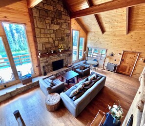 Televisión, chimenea, tenis de mesa y libros 