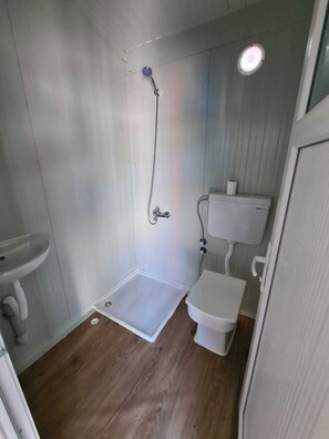 Standard-Bungalow | Badezimmer | Dusche, Hydromassagedusche, Haartrockner, BademÀntel