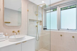 Duschwanne, kostenlose Toilettenartikel