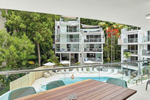 Outdoor dining - Apartment 11 - The Cove (Noosa Heads)