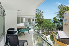 Outdoor dining - Apartment 11 - The Cove (Noosa Heads)