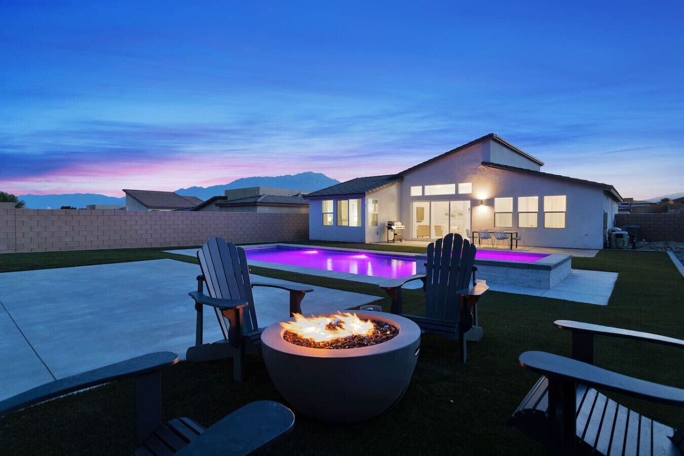 Una piscina al aire libre, una piscina climatizada