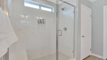 Badekar, hårføner, håndklær og såpe