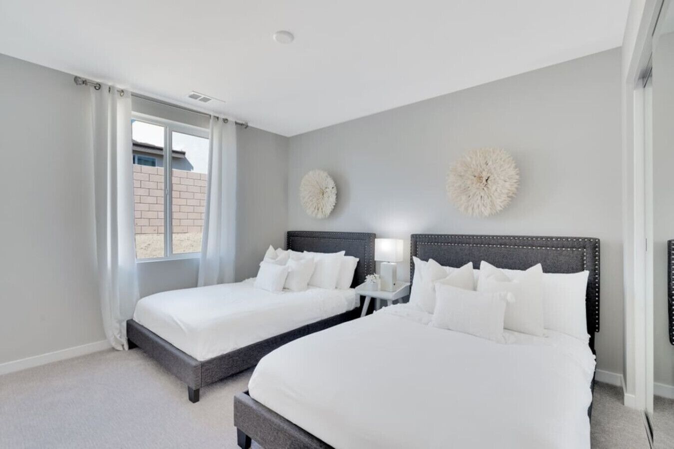 3 makuuhuonetta, työpöytä, silitysrauta/-lauta, vauvan matkasänky