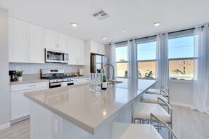 Køleskab, mikrobølgeovn, ovn, kogeplade