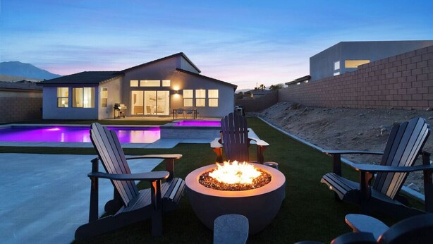 A modern house with a swimming pool, outdoor seating, and a fire pit. - Specials-ask +gameroom+basketball+fire pit+bbq+beautiful pool+spa+mountain views (Desert Hot Springs)