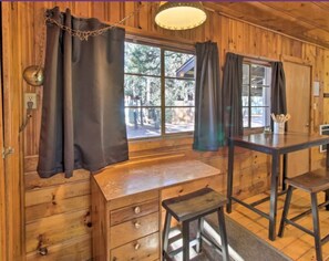 Cabin_8_10 - Cabin 8 — Romantic Queen Cabin with Private Indoor Hot Tub (Lakeside)