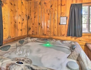 Cabin_8_17 - Cabin 8 — Romantic Queen Cabin with Private Indoor Hot Tub (Lakeside)