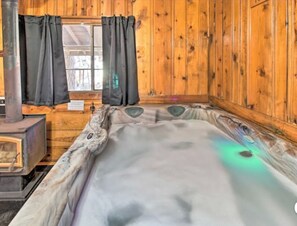 Cabin_8_14 - Cabin 8 — Romantic Queen Cabin with Private Indoor Hot Tub (Lakeside)