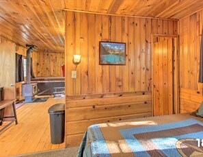 Cabin_8_19 - Cabin 8 — Romantic Queen Cabin with Private Indoor Hot Tub (Lakeside)