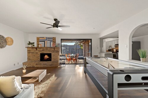 Lovely 4 BR I Private Pool I BBQ I Patio I Garage Parking, Updated amenities.