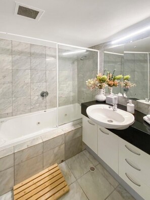Combined shower/bathtub - Apartment 12 - The Cove (Noosa Heads)