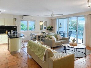 Living area - Apartment 12 - The Cove (Noosa Heads)