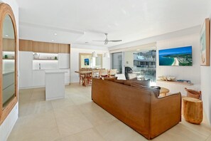 Living area - Apartment 13 - The Cove (Noosa Heads)