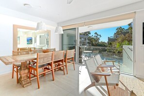 Outdoor dining - Apartment 13 - The Cove (Noosa Heads)