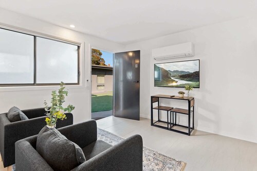 Cozy 1-Bed Studio Near Cafes and Shops