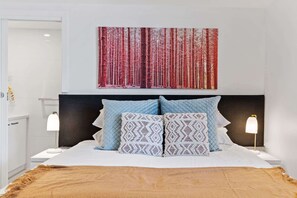 Tabla de planchar con plancha, wifi y ropa de cama 