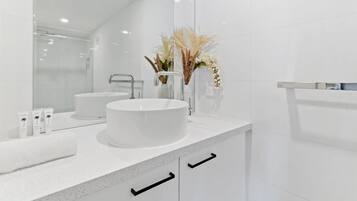 Shower, hair dryer, towels