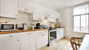 Frigorífico grande, microondas, horno y placa de cocina