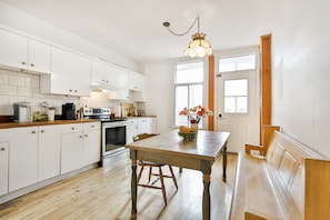 Grand réfrigérateur, micro-ondes, four, plaque de cuisson