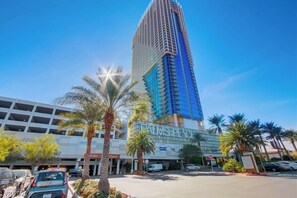 Exterior - High Rise Luxury Condo in Las Vegas (Las Vegas)