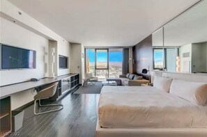 办公桌、免费 WiFi、床单、轮椅无障碍