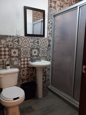 Shower, towels, soap, toilet paper - Heart of the Sandy beach, 1 bed 1 bath apartment (Puerto Peñasco)