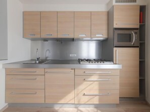 Een koelkast, een microgolfoven, een oven, een vaatwasser