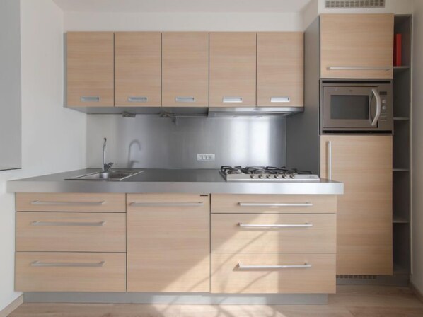 Een koelkast, een microgolfoven, een oven, een vaatwasser