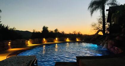 Hilltop Hacienda with 360° views, sparkling pool and hot tub