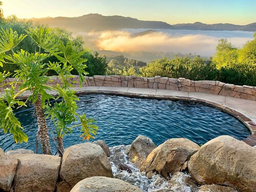 Hilltop Hacienda with 360° views, sparkling pool and hot tub
