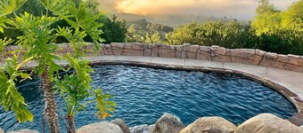 Hilltop Hacienda with 360° views, sparkling pool and hot tub