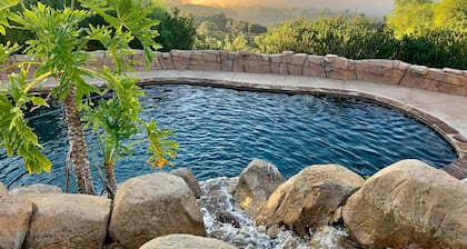 Hilltop Hacienda with 360° views, sparkling pool and hot tub