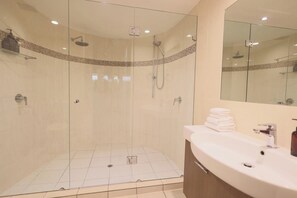 Combined shower/bathtub - Apartment 15 - The Cove (Noosa)