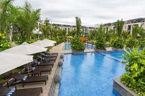 Outdoor pool - Villa 102 Royal Lotus cách bãi biển 5 phút (Hạ Long)