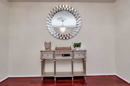 Spacious 4BR Richmond Home Game Room + Workspace