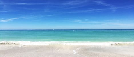 Beach nearby, sun-loungers, beach towels