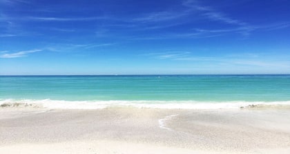 1 Block From Beautiful Bradenton Beach, Restaurants, shops, and Fishing Pier!