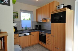 Microwave, oven, dishwasher, coffee/tea maker - Vacation home Am Yachthafen 102 B (Wittmund)