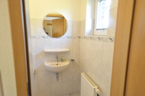Shower, towels - Vacation home Am Yachthafen 102 B (Wittmund)