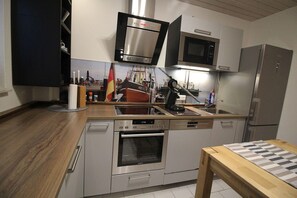 Een koelkast, een microgolfoven, een oven, een vaatwasser