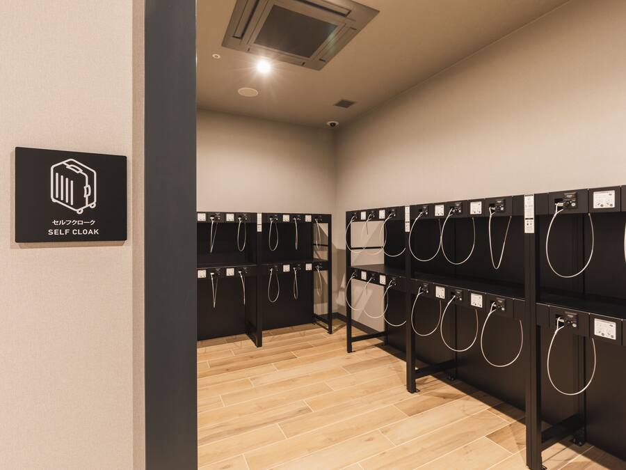 Un vestiaire individuel avec plusieurs casiers et un plancher en bois.