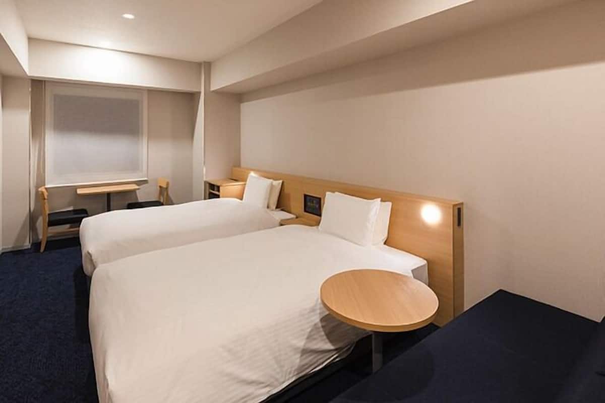 Edredones de plumas, cortinas opacas, wifi gratis y ropa de cama