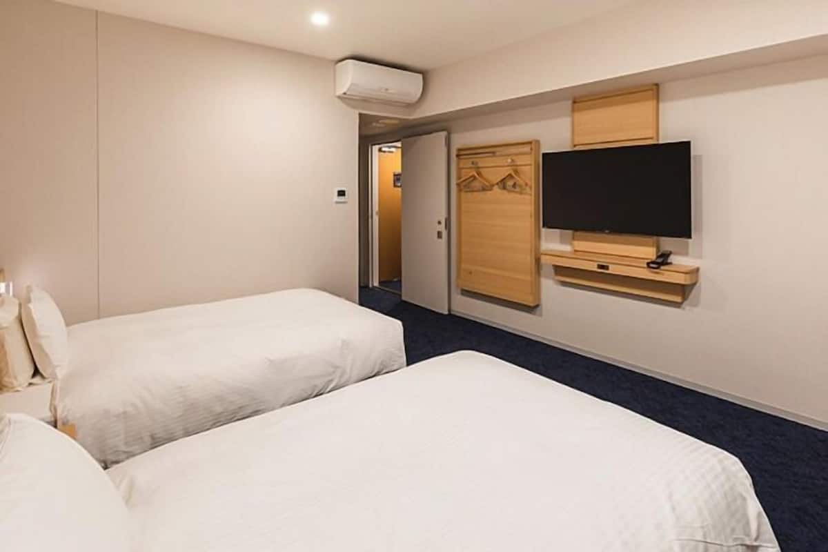 Edredones de plumas, cortinas opacas, wifi gratis y ropa de cama