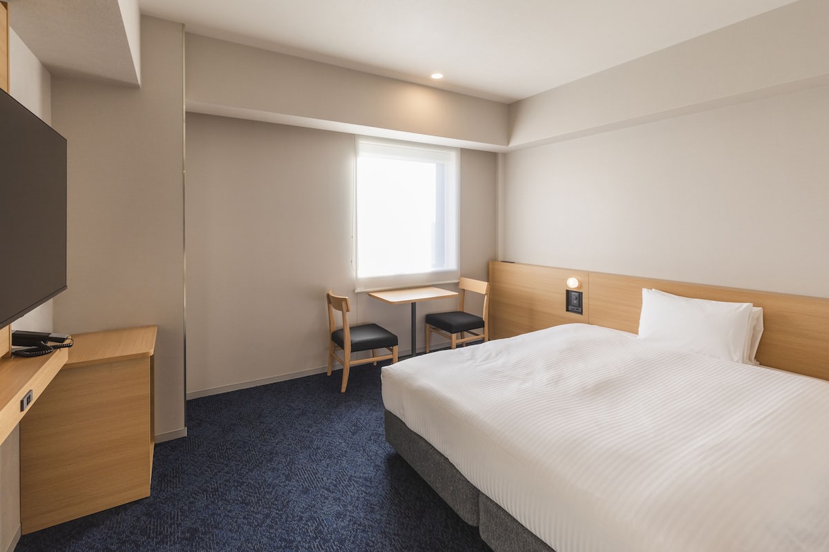 Down comforters, blackout drapes, free WiFi, bed sheets