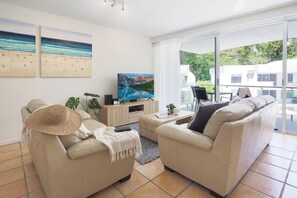 Living area - Apartment 16 - The Cove (Noosa)
