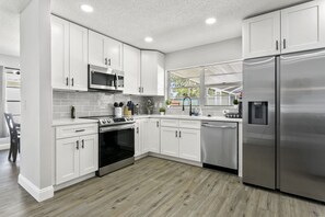 Kjøleskap, mikrobølgeovn, ovn og kokeplater