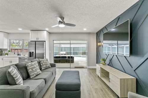 NEWLY LARGE HEATED POOL Modern home  Ace Location Tampa Oasis - SEE 3D Tour