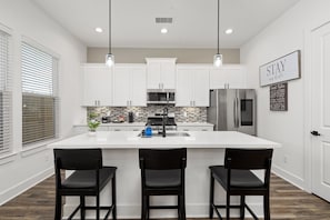 Fridge, microwave, oven, stovetop - The Oasis - Modern 3BR Near Downtown - Med Center - Stadiums (Houston)